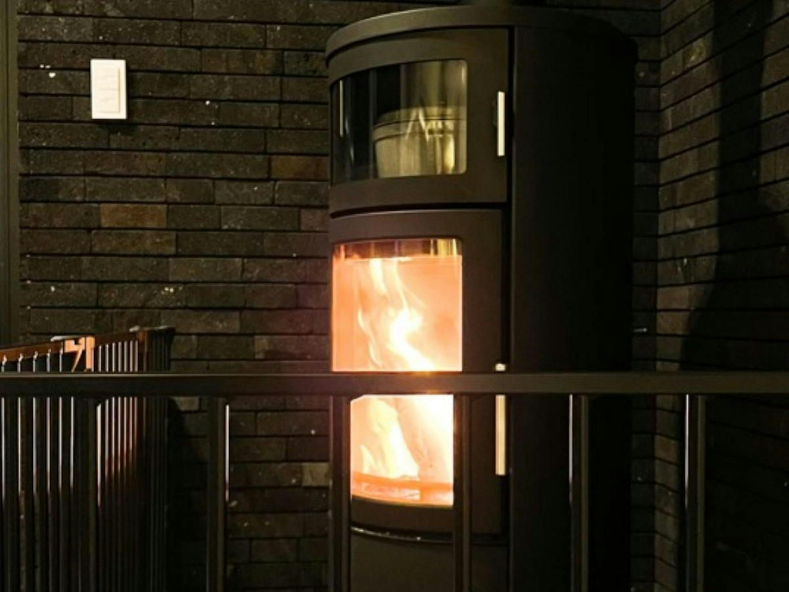 北欧製大型薪ストーブ。オーブン付き。