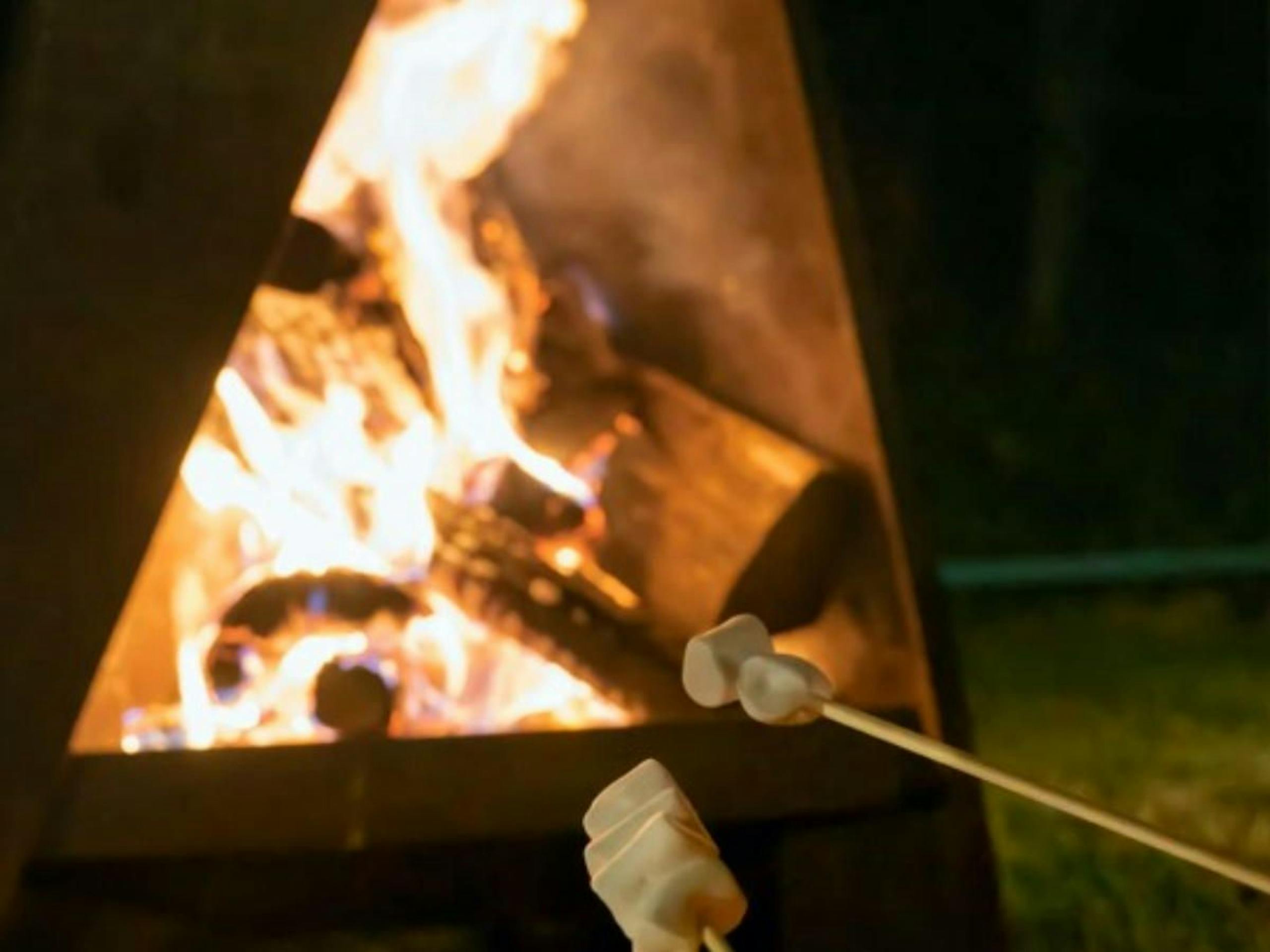 焚火でマシュマロ