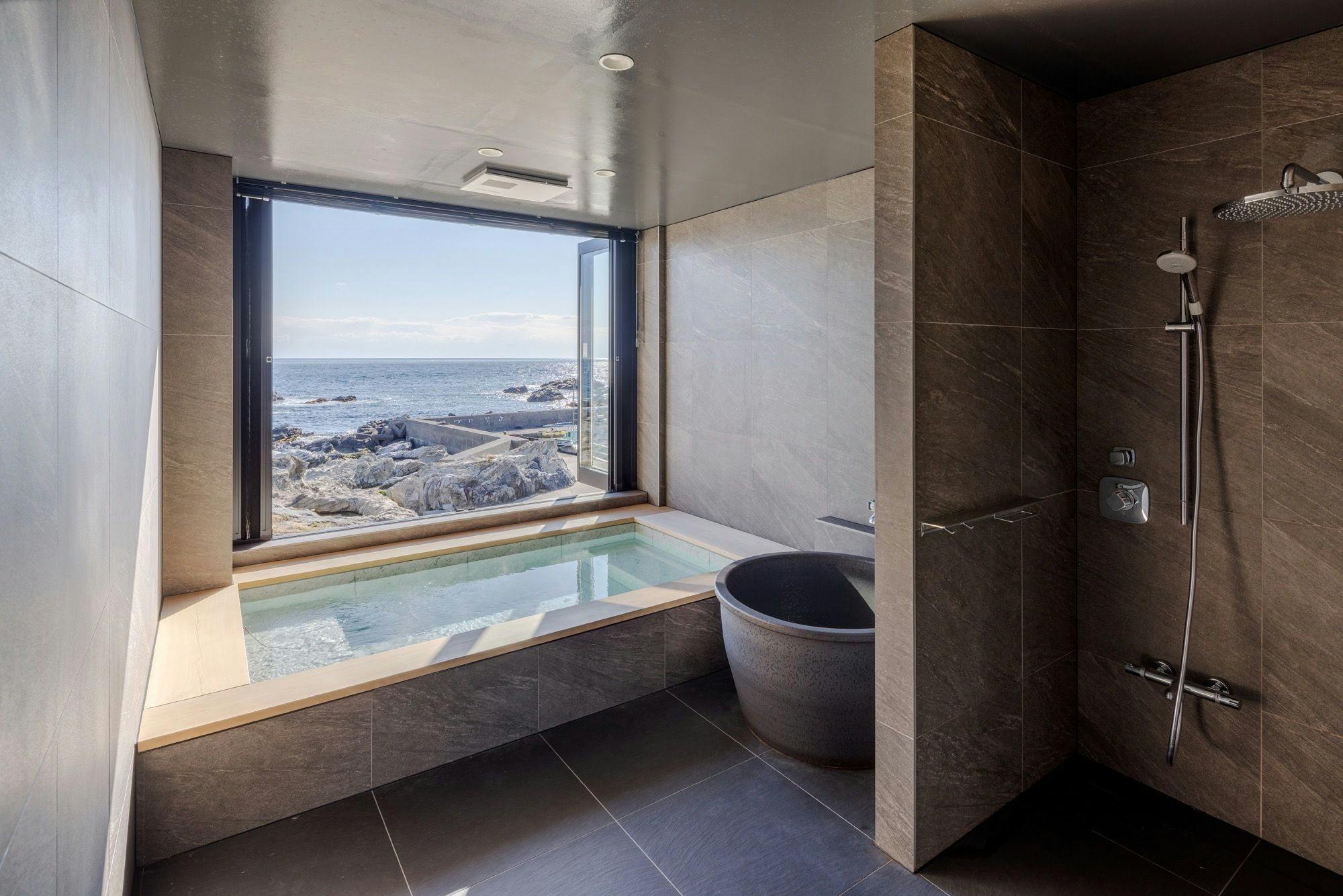 本館　海を眺めることのできるバスルーム