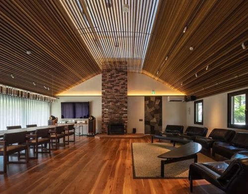 リビング。大人数で食事できます。