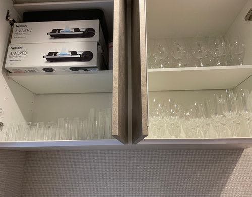 グラスとカセットコンロ