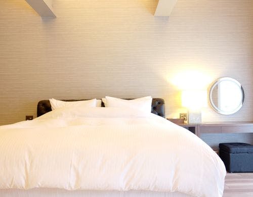 母屋寝室　キングサイズベッド