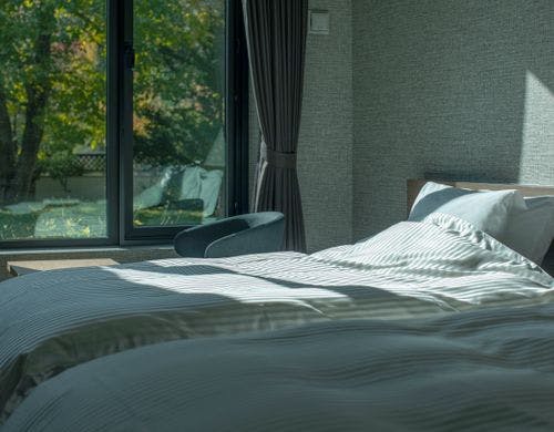 はなれ　寝室　ベッド