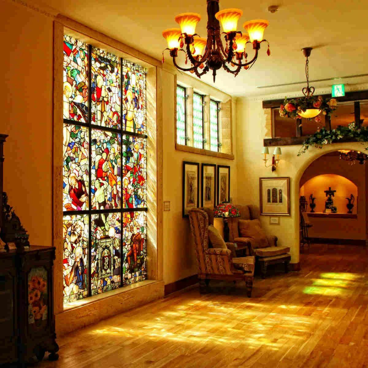 พิพิธภัณฑ์กระจกสีคาวานะที่ตั้งอยู่ในบริเวณเดียวกัน