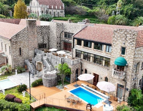 まるで別世界に来たかのような外観