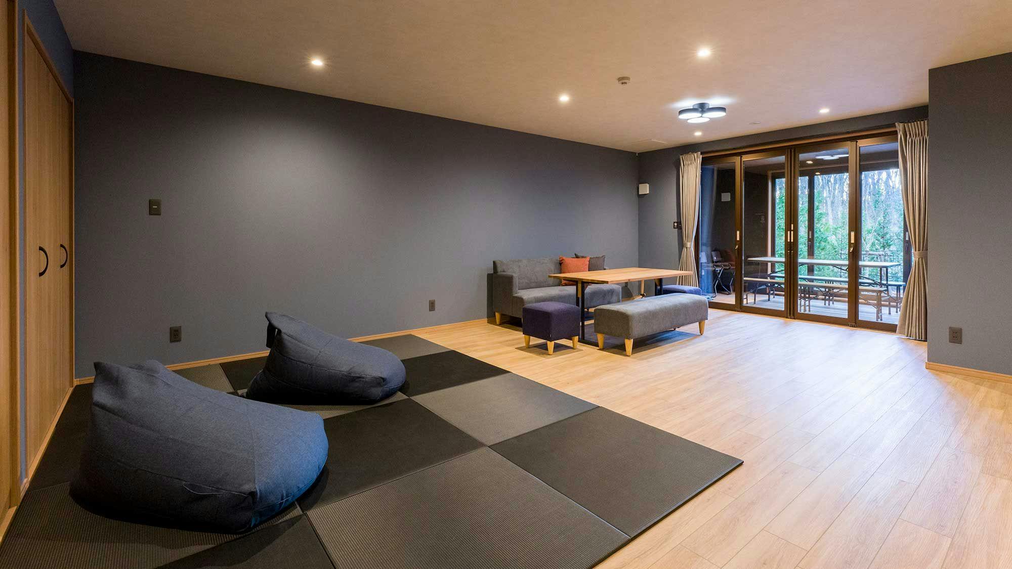 琉球畳の寝室エリアとリビングエリア