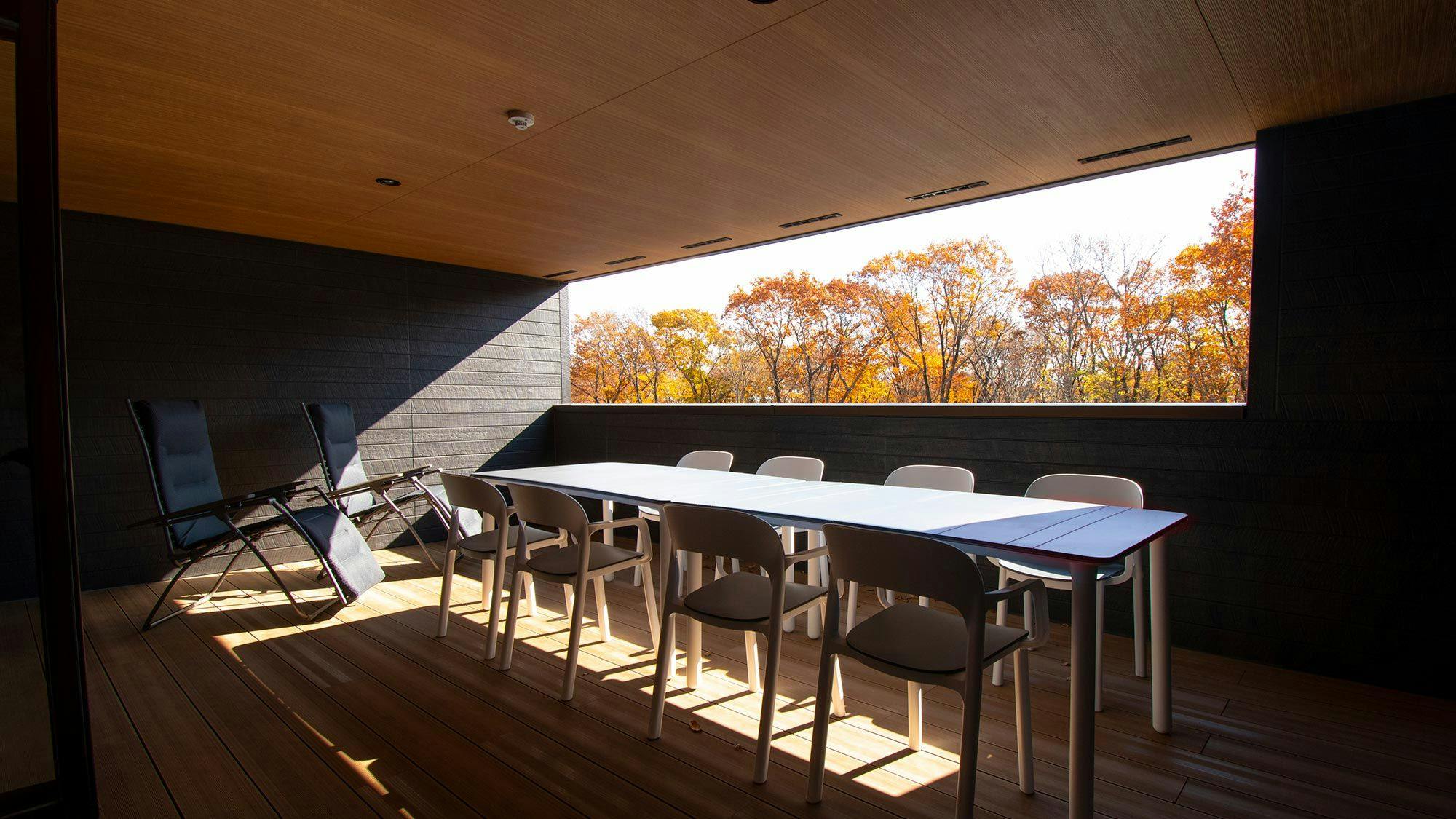 屋外を眺めながらお食事を楽しめます