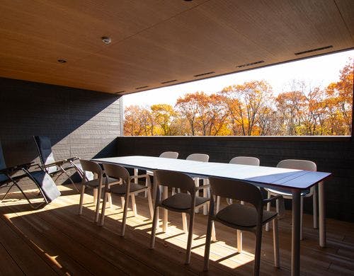 屋外を眺めながらお食事を楽しめます