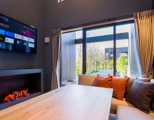 暖炉とスマートTVのあるリビングエリア
