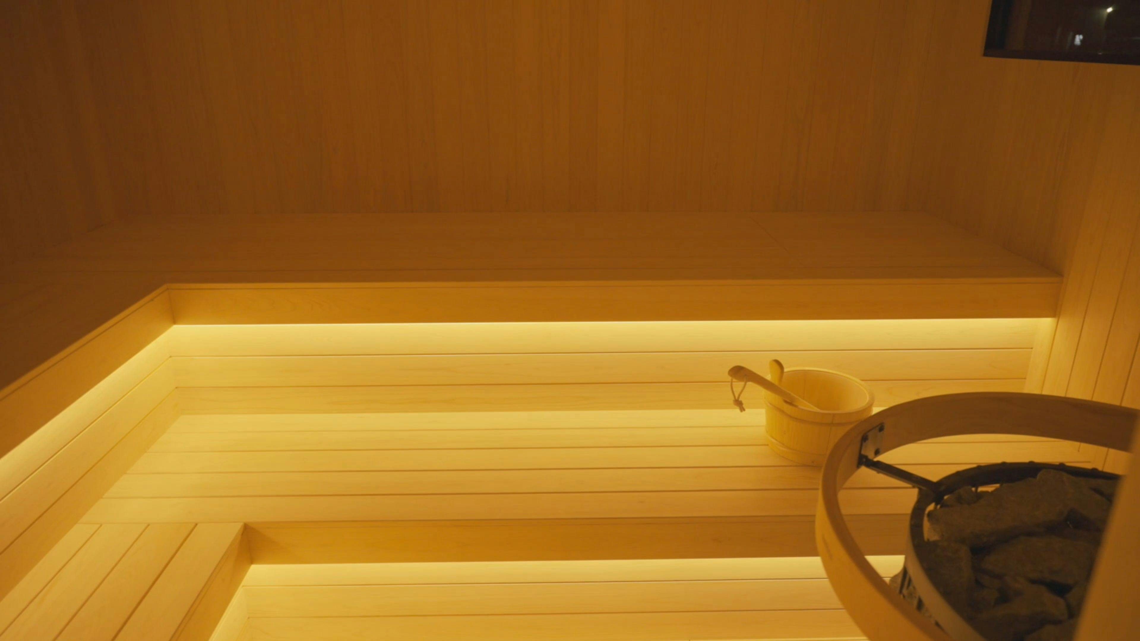 サウナルームの中は広々としています。
