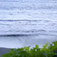 すぐ近くに砂浜があります。