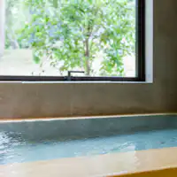 ห้องพักทุกห้องมีน้ำพุร้อนธรรมชาติ.