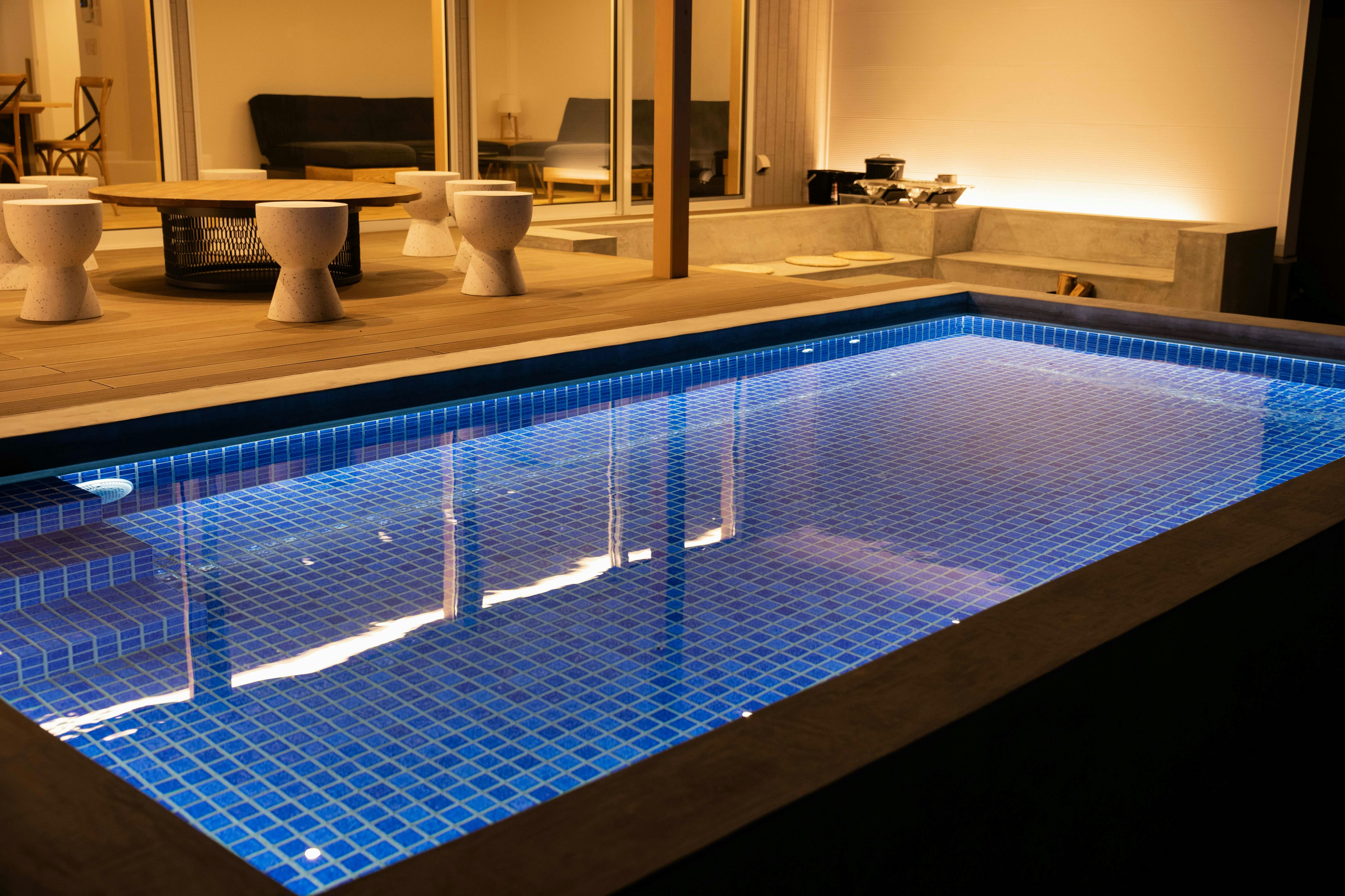 บรรยากาศของสระว่ายน้ำในเวลากลางคืน