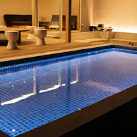 บรรยากาศของสระว่ายน้ำในเวลากลางคืน