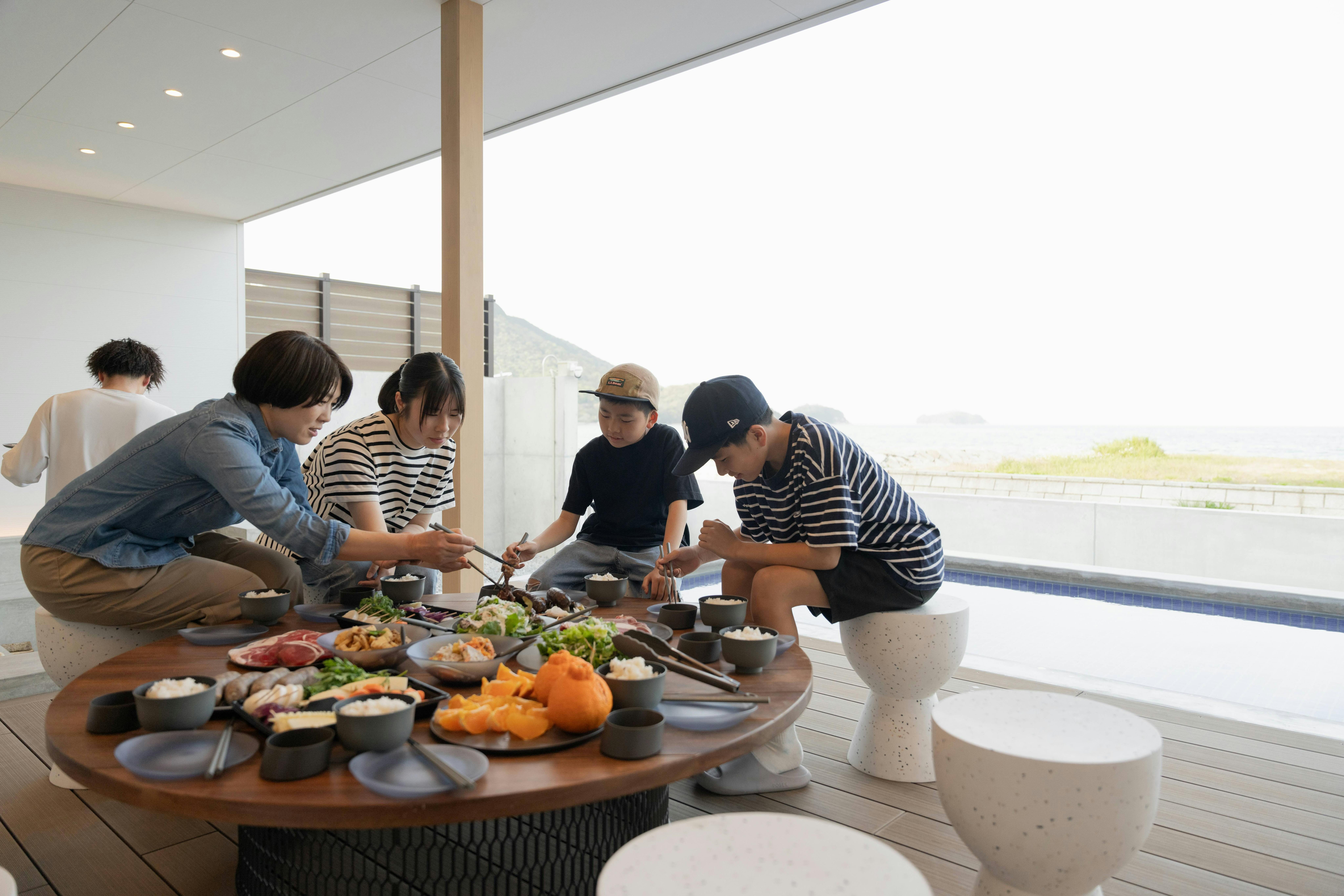 ในช่วง BBQ คุณสามารถรับประทานอาหารที่โต๊ะบนระเบียงได้