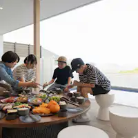 ในช่วง BBQ คุณสามารถรับประทานอาหารที่โต๊ะบนระเบียงได้