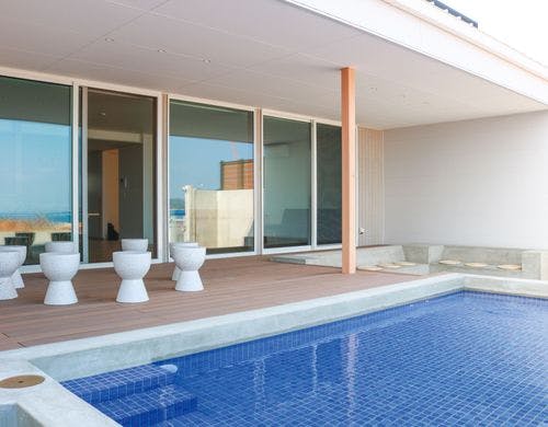 夜間でも安心して楽しめるテラス・プール