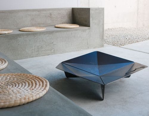 焚き火台は外にございます。