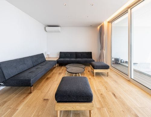 リビングにはソファ２つございます。