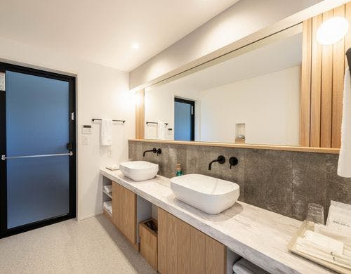 お風呂の手前に洗面所がございます。