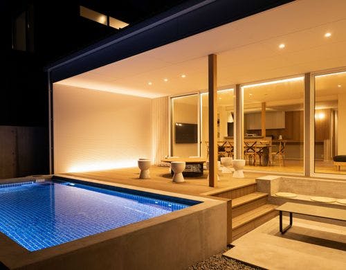 夜間でも安心して楽しめるテラス・プール