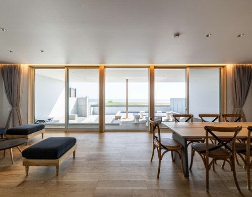 海の見えるリビング・ダイニングエリア。