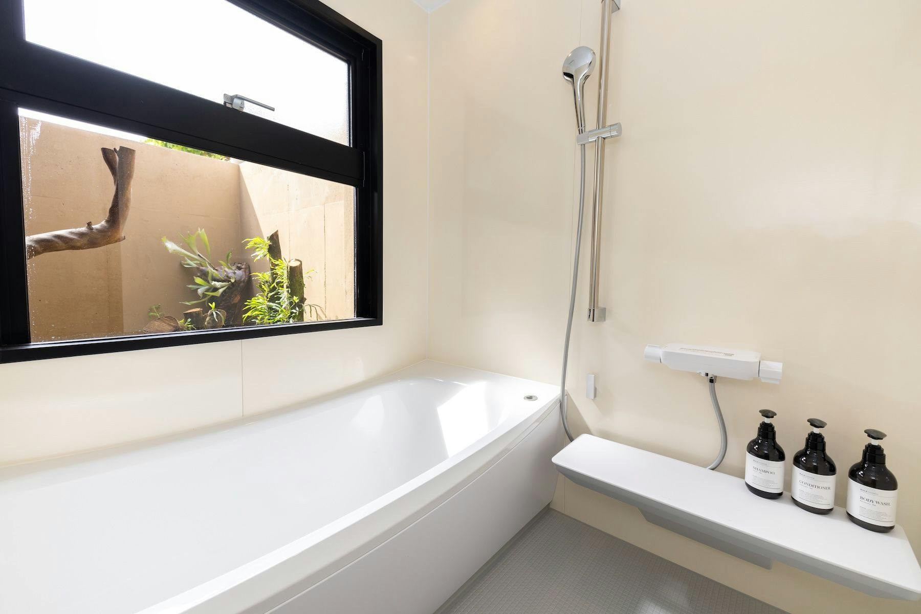 広々バスルームから中庭も鑑賞できます