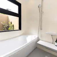 広々バスルームから中庭も鑑賞できます