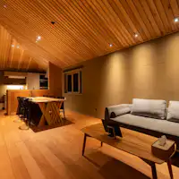 夜間のリビングダイニング空間