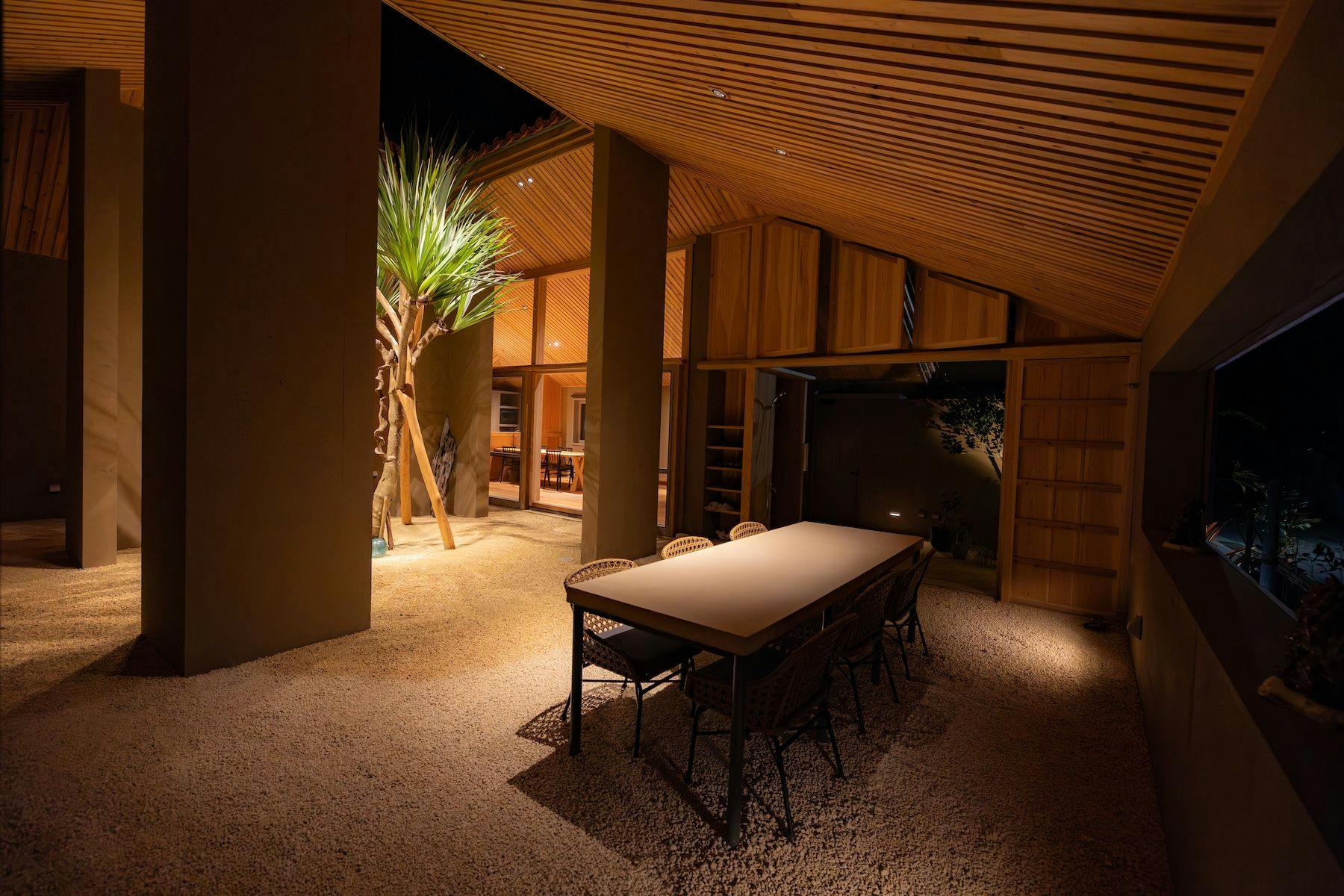 夜のアウトドアリビング