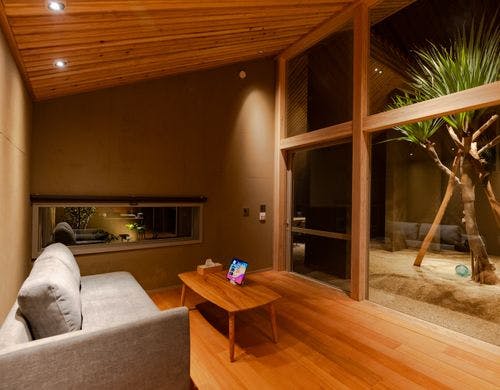 夜間のリビング