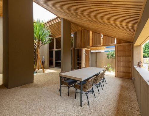 日中のアウトドアリビング空間