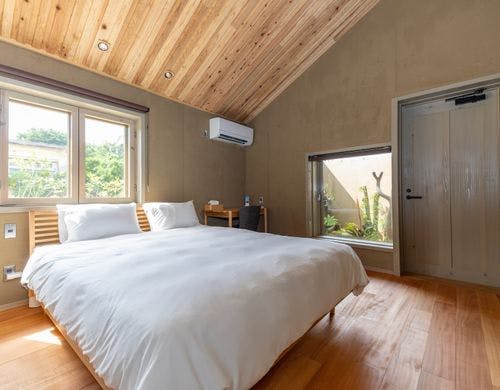 大きな窓から日差しが入り込む寝室