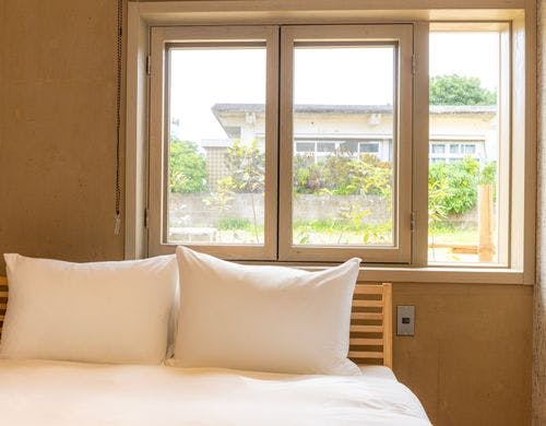 陽の光と木材に包まれた寝室空間