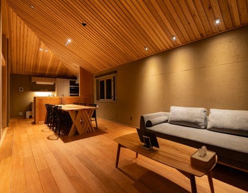 夜間のリビングダイニング空間