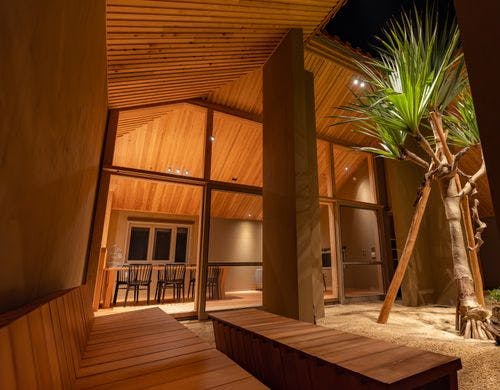 中庭ベンチで過ごす石垣島の夜