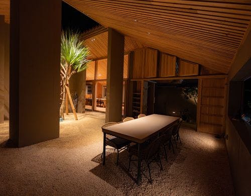 夜のアウトドアリビング