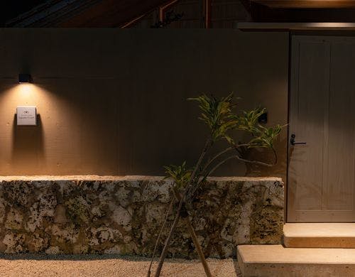 夜のメイン玄関