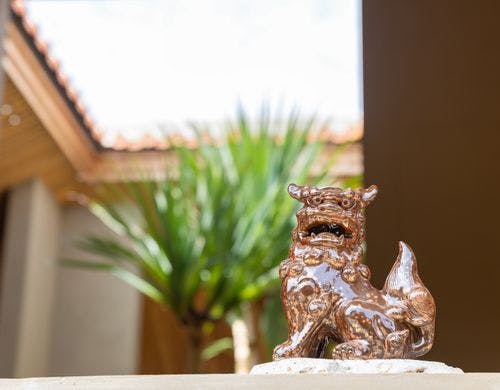 沖縄伝統文化と近代的デザインの融合空間