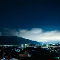 從甲板上看到的夜晚的河口湖