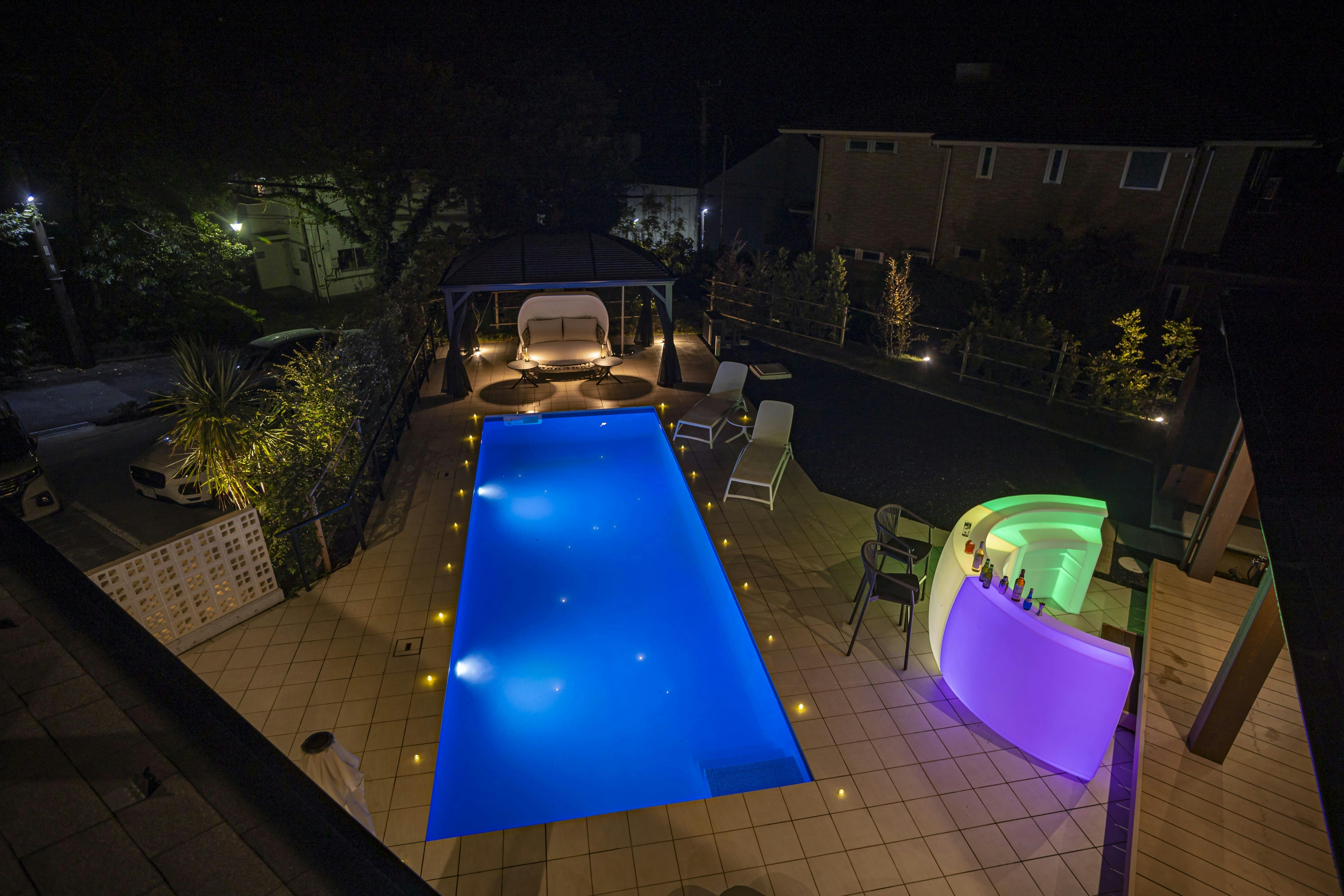 2階からの夜のプール全体像