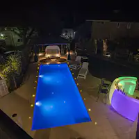 2階からの夜のプール全体像