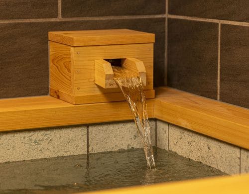 木の香りに包まれ、落ち着くお風呂です。