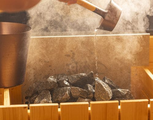 サウナストーンでロウリュを楽しめます。