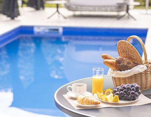 プールサイドで朝食を楽しめます。