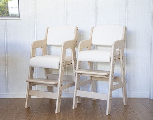 お子様用の椅子です。