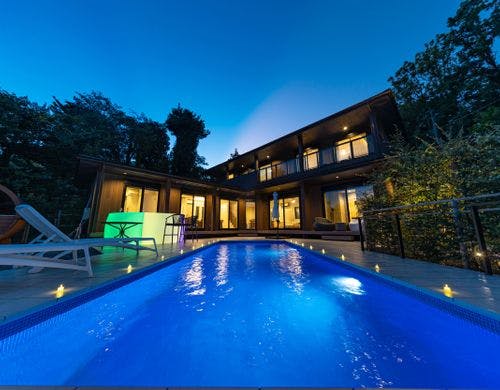 夜景に輝くプライベートプール