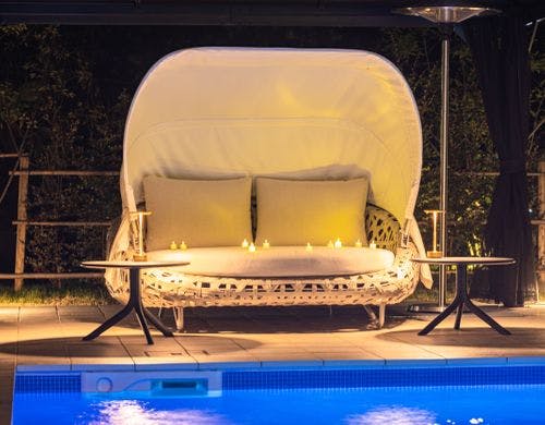 プールサイドでくつろげます。