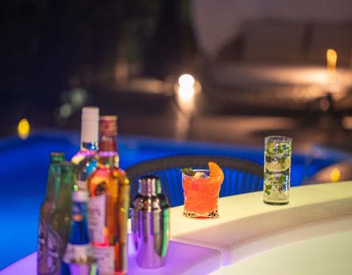 プールサイドでカクテルを楽しめます。