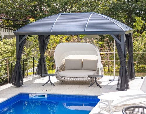 屋根付きのテラス席